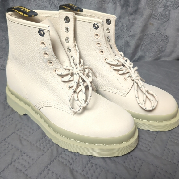 Doc Martens boot limited release sz 7 men 8 women - Picture 12 of 14